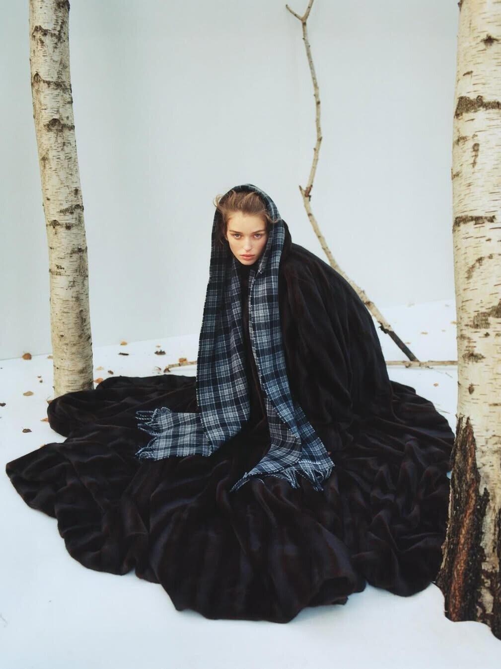 优秀的时尚人像不仅是穿搭的展示，更在于通过光影塑造情绪、传递叙事，这组作品在光影