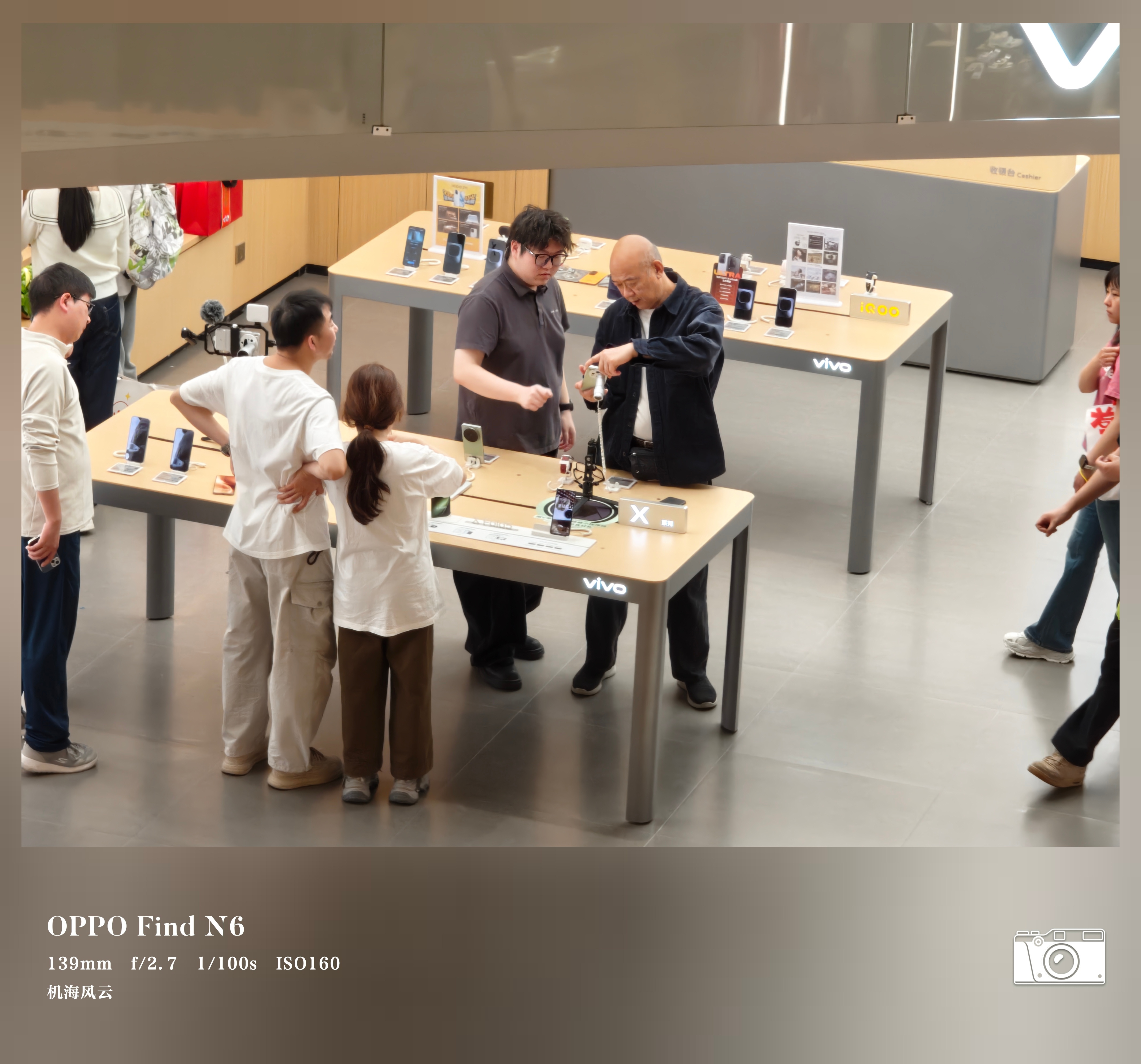 你还真别说，vivo X300 Ultra接上大炮/小炮，摆在那真的挺唬人的，明