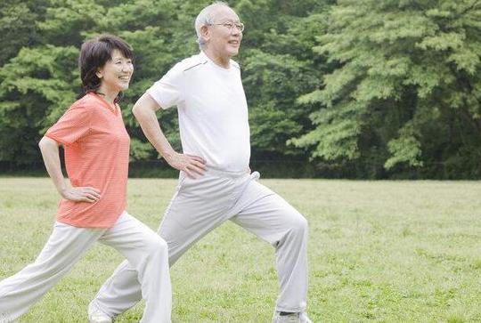 散步可能影响寿命！再次提醒：60岁以后，牢记散步“4不要”
 

散步，简单却关