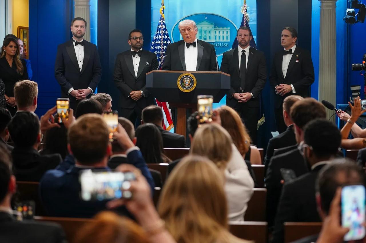 特朗普已经说了，白宫晚宴枪战与美伊冲突无关，所以，这应该是美国自己的问题。这名持