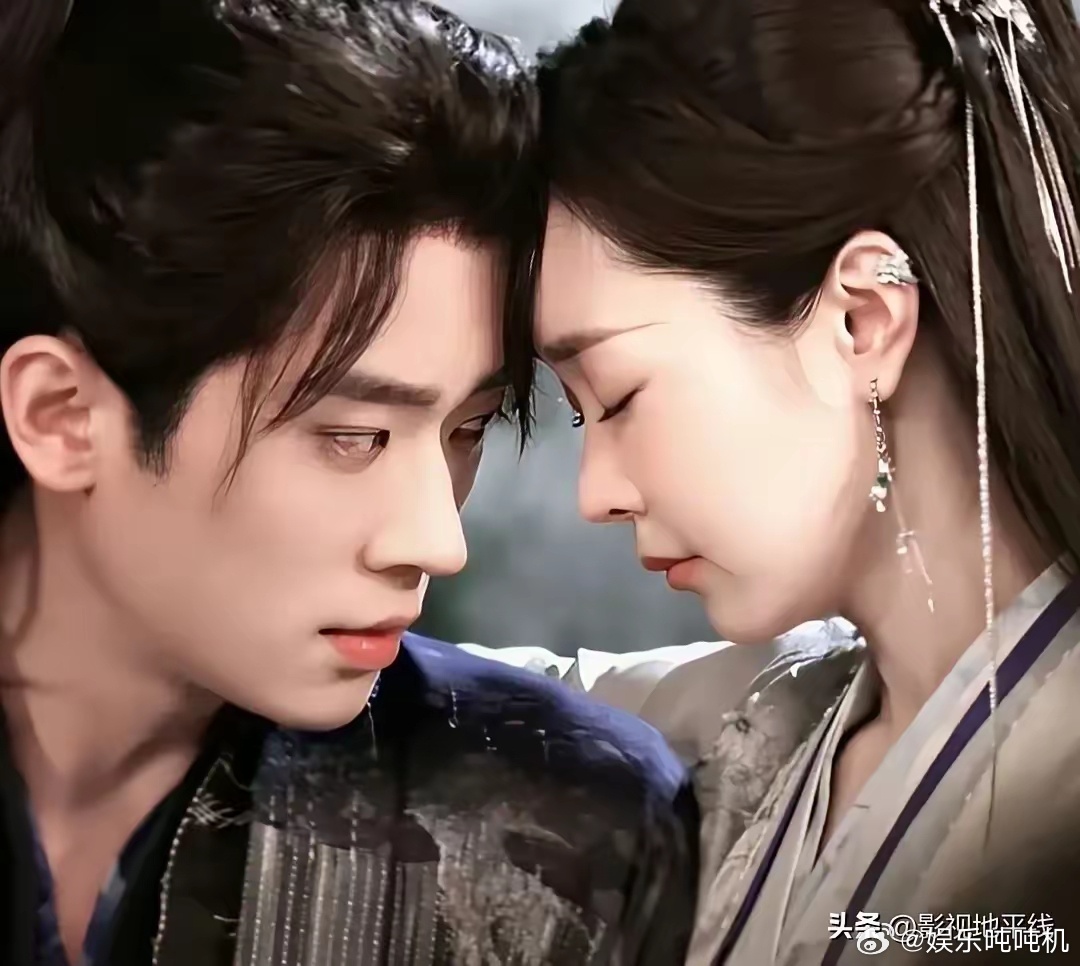 丞磊连续有两部古偶剧播出，目前，和周也合作的《锦月如歌》口碑仅5.4分，应该是扑