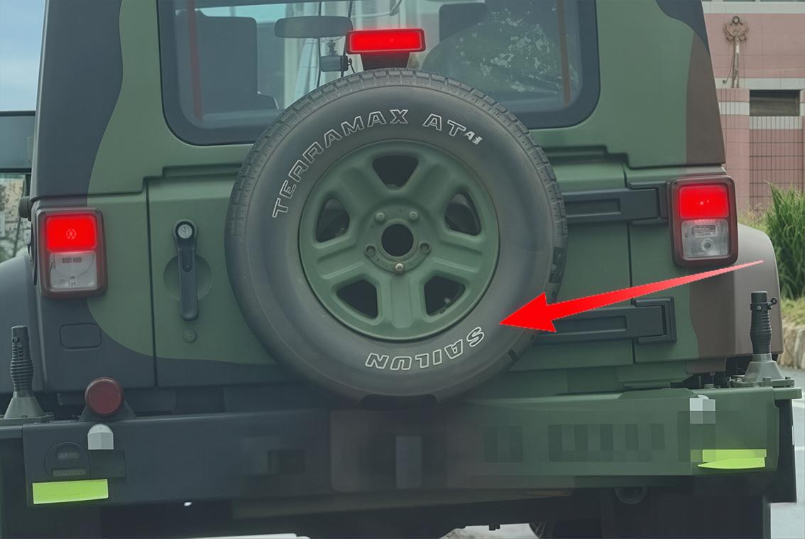近期，台军“轻型轮式突击车”被发现使用大陆品牌（赛轮）轮胎。

感谢台军自费给国