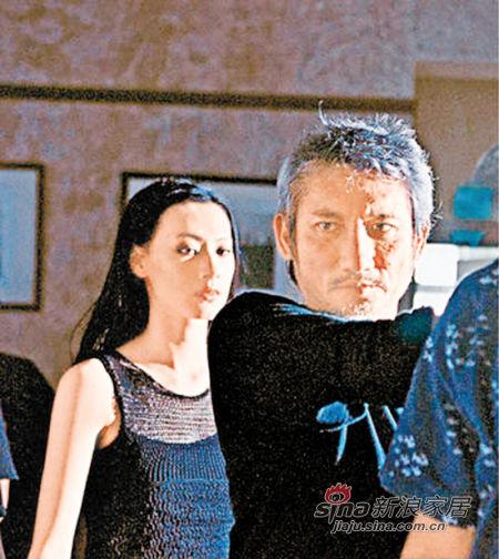 徐克和这女子合影，两人气质竟然有点像，男的冷峻，女的冰山美人。