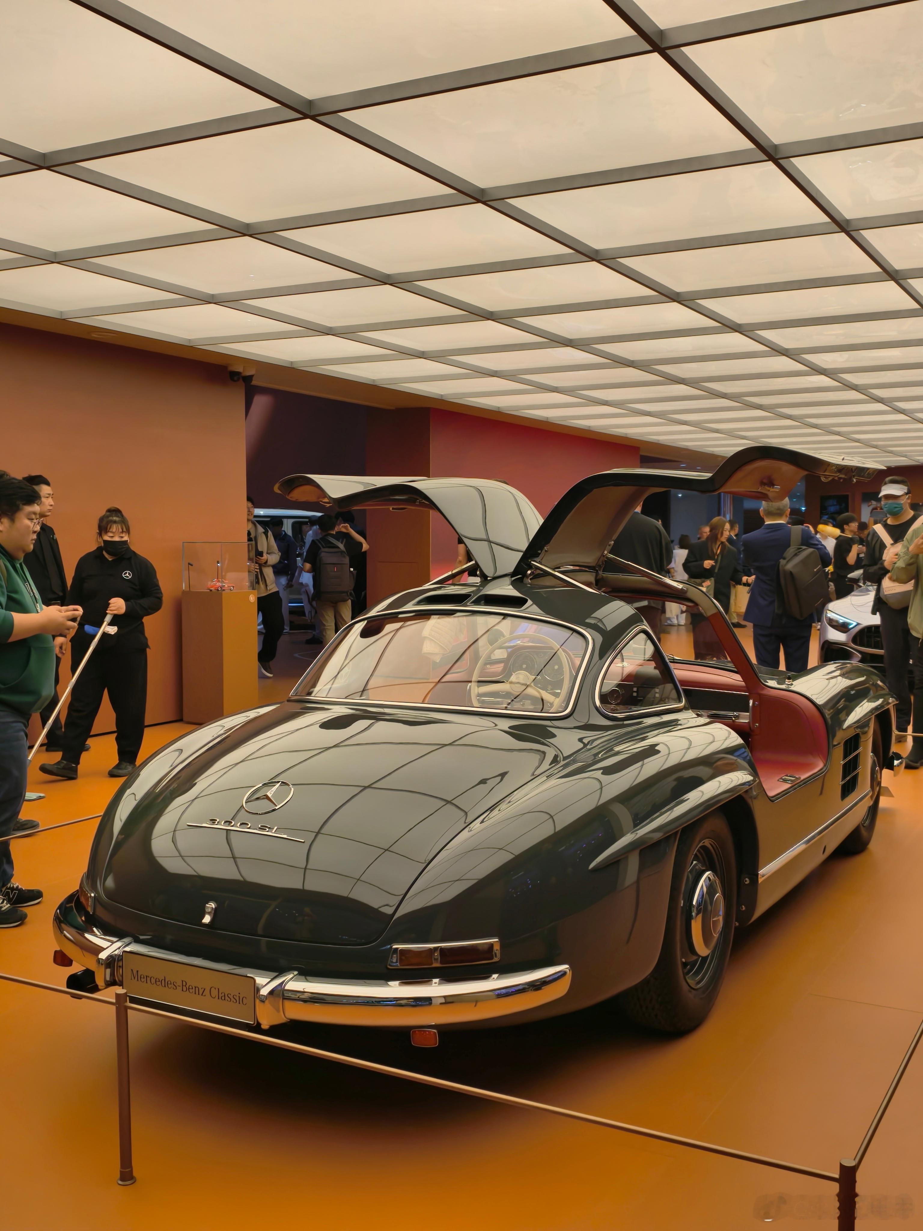 奔驰展台夯啊，有点小博物馆的意思了。2026北京车展