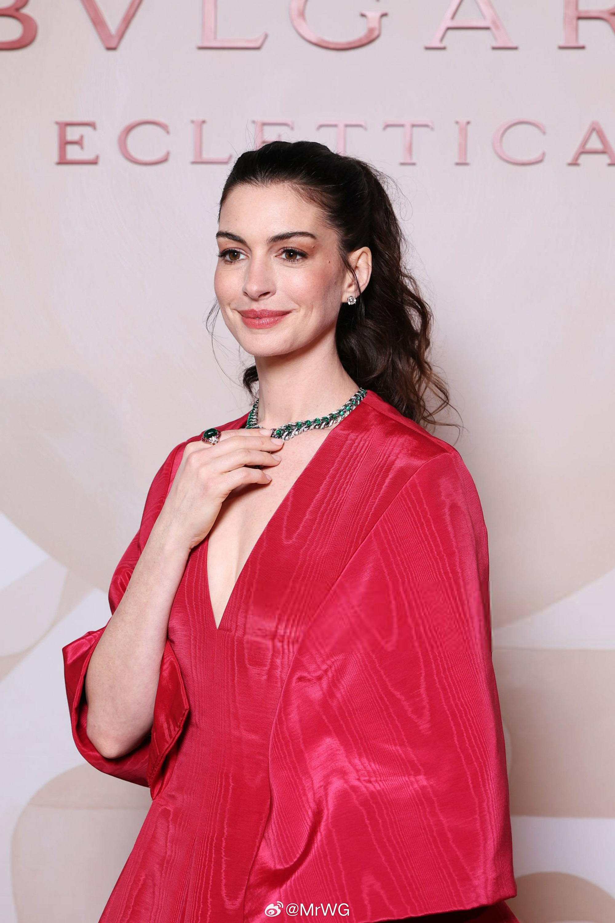 刘亦菲安妮海瑟薇互相搂腰 小龙女和猫女的春日相逢，养眼X2✨——好喜欢安妮·海瑟