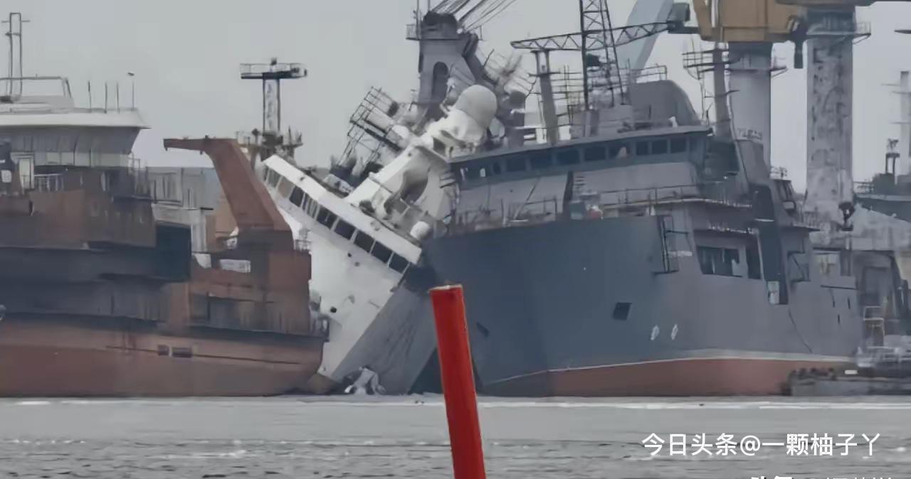 一艘停在俄罗斯维堡造船厂的23550型武装破冰船，遭到了乌克兰无人机袭击。这艘船