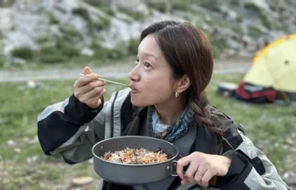 这才真实，真实没有科技狠活。朱亚文妻子晒度假照，沈佳妮很有味道的好么？！ ​​​
