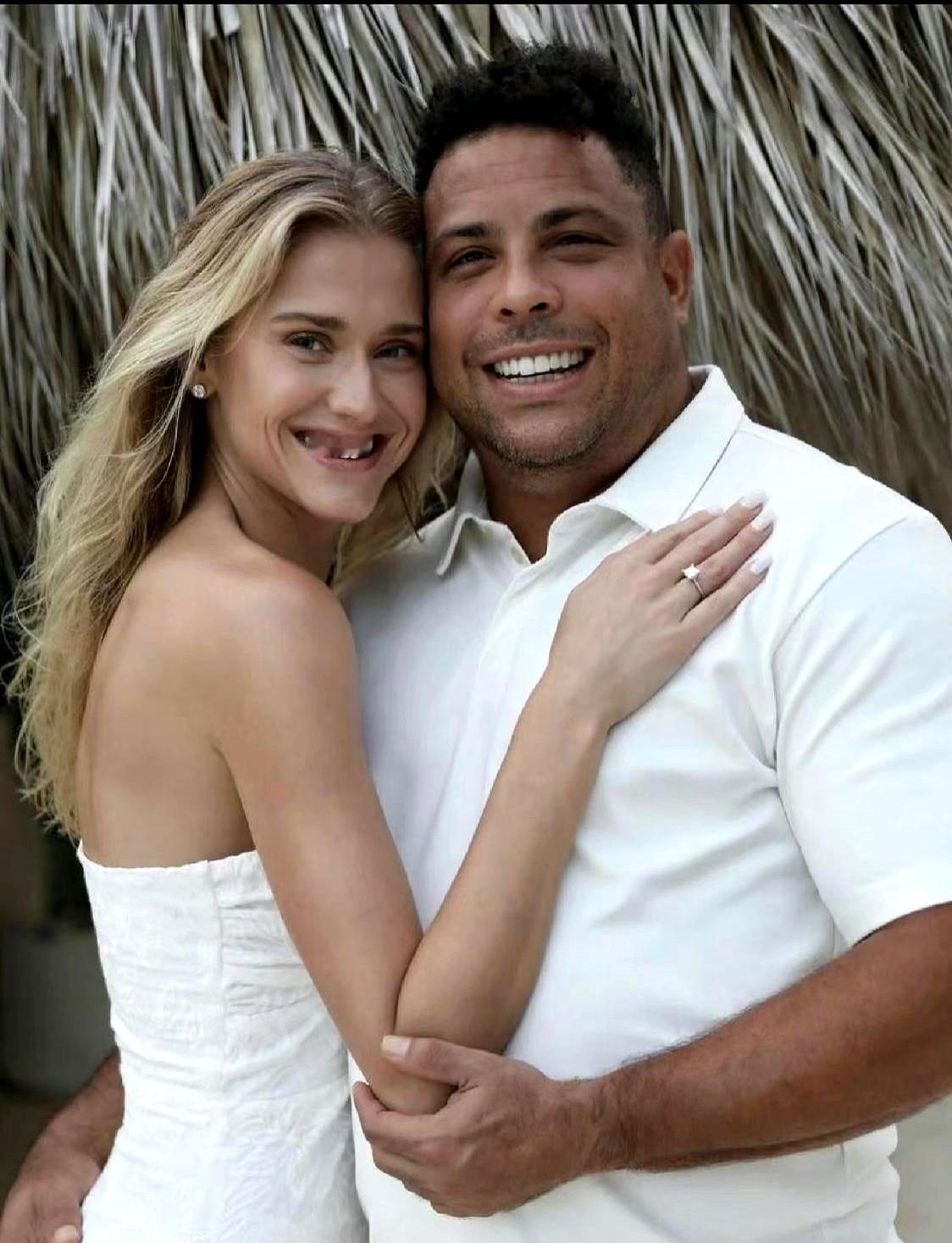 谁还只记得他是那个“外星人”？
早就不踢球了。
但他现在的收入，可能比踢球时还猛