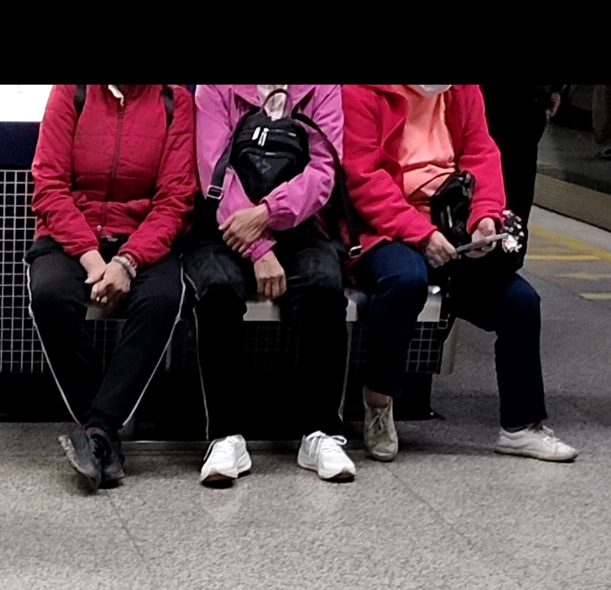 看人的衣着打扮和配什么袋就知道是不是广州本地人，退休人员或者城中村的人，1听口音