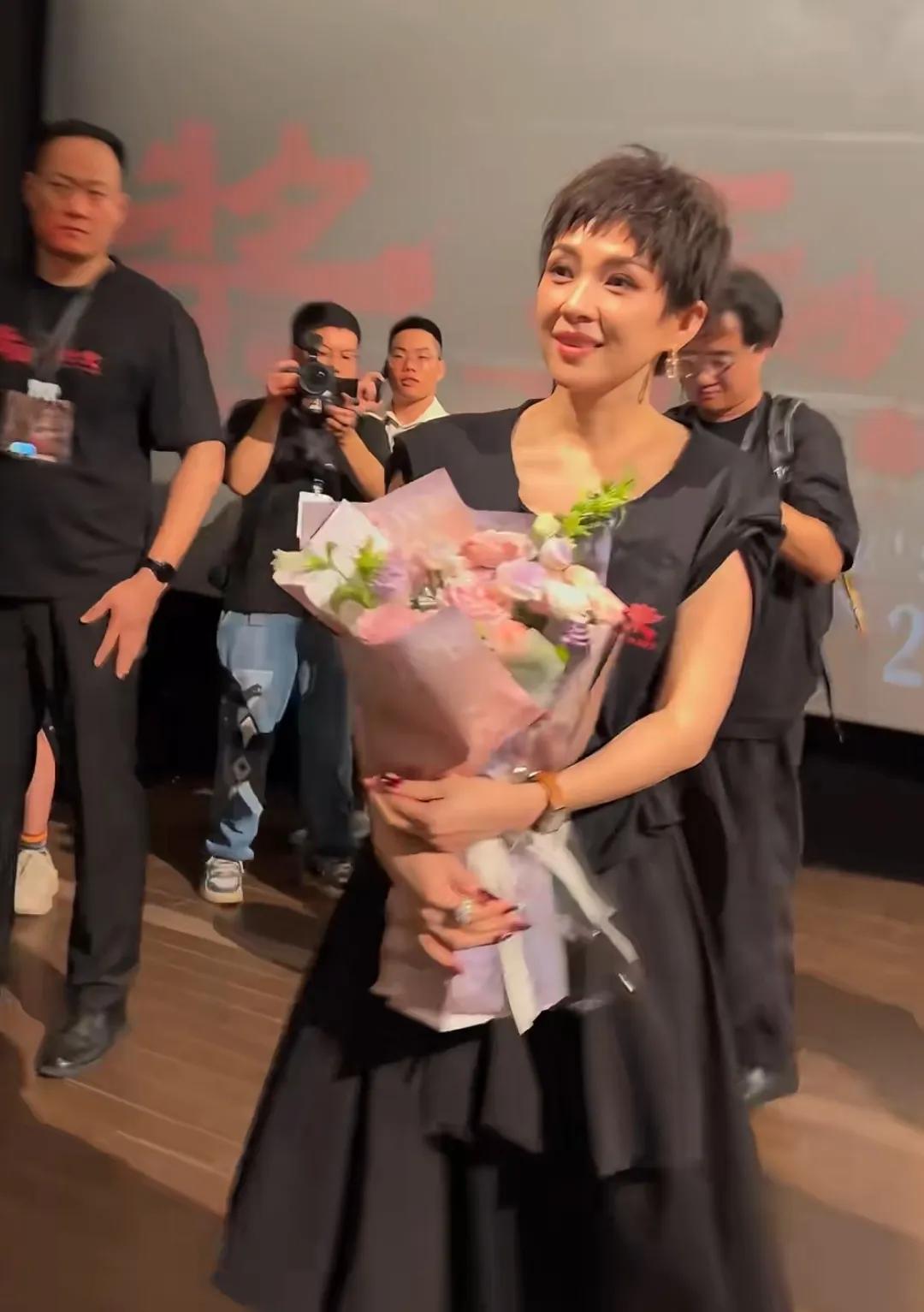 章子怡新发型好像weishang女强人有点丑，继跟汪峰离婚又一个迷惑行为。

章
