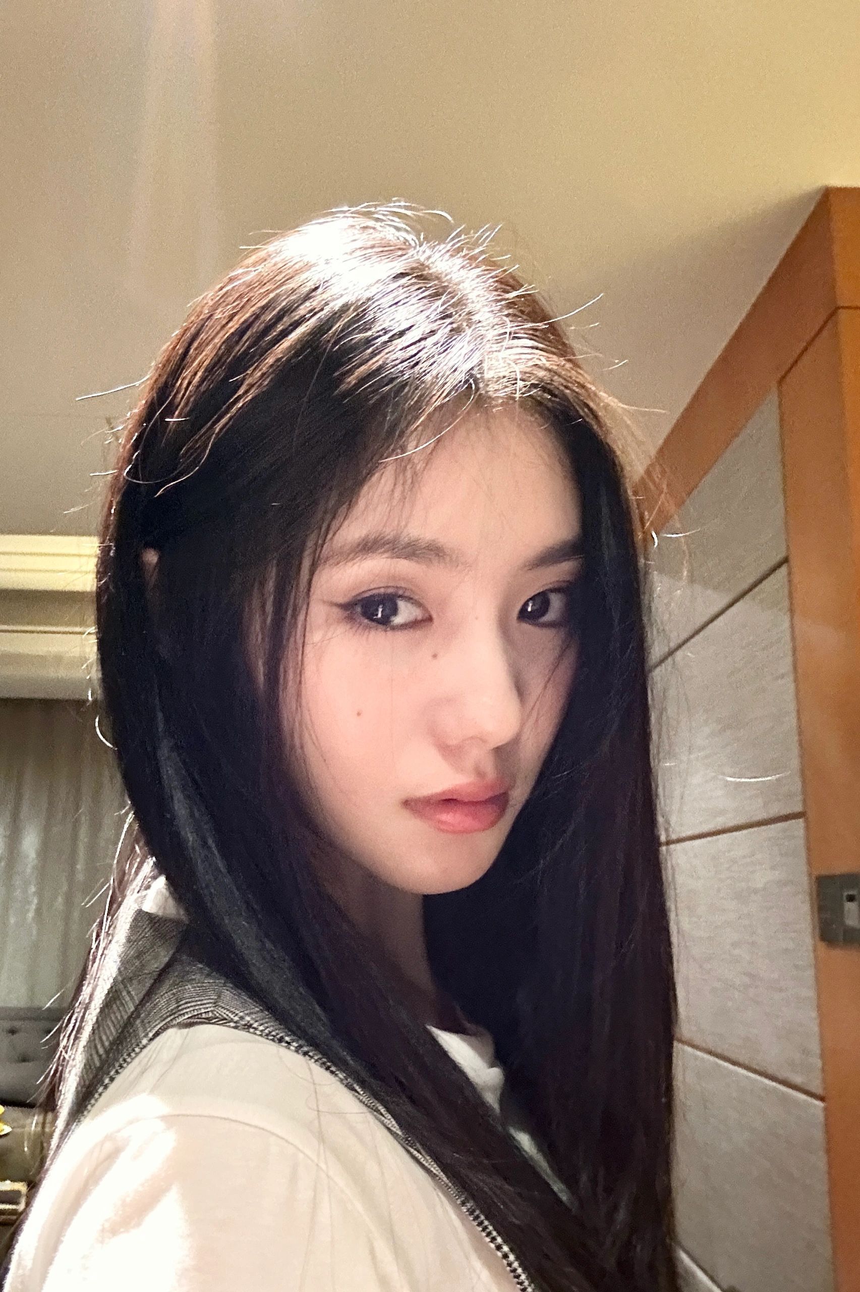 存的自拍来了🤳🏻眼尾上翘像小猫[好运连连]（刘浩存 ​​​