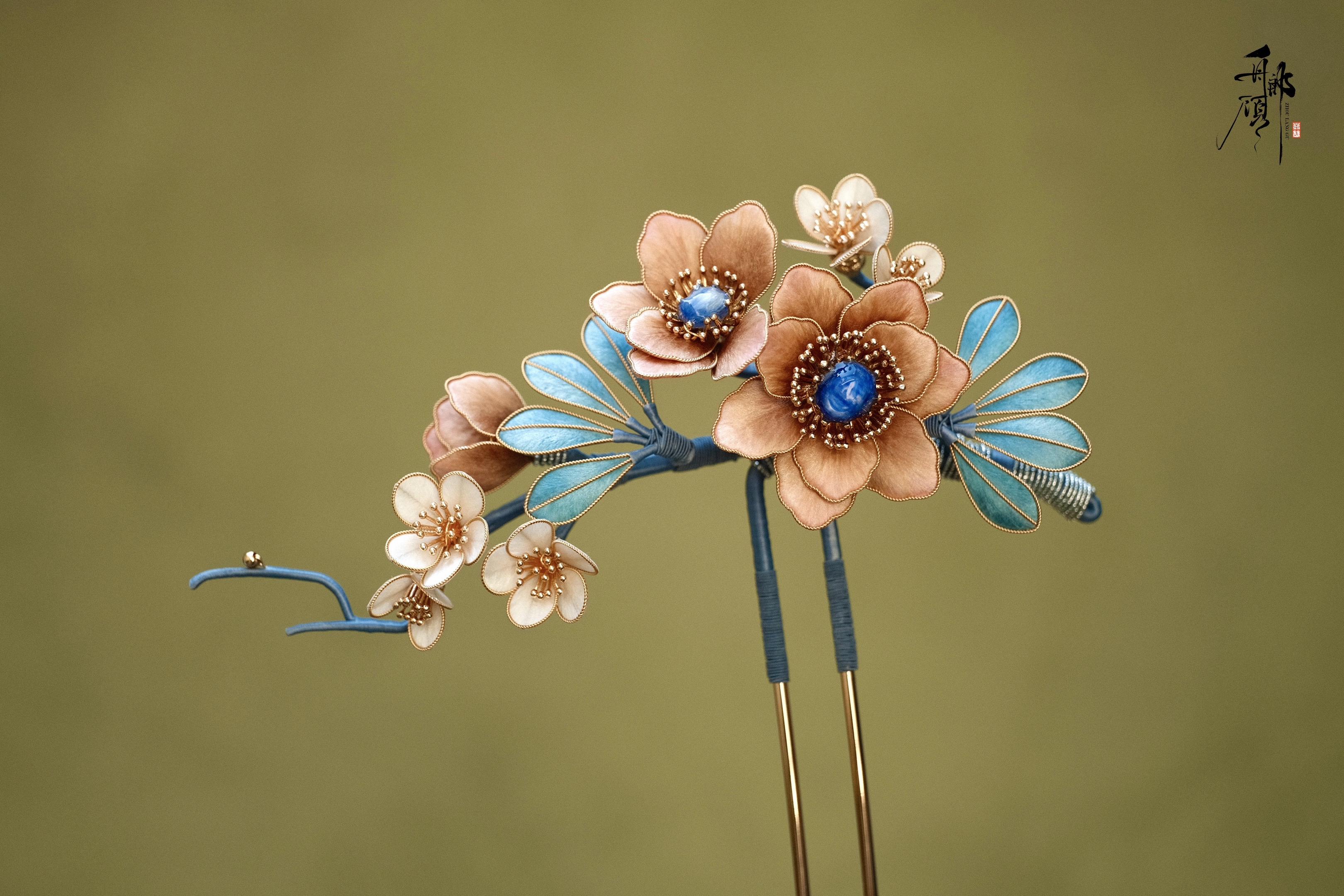 一簪闲玩，万念归简。情绪价值，有时只需拥有一件美物的“此刻”。