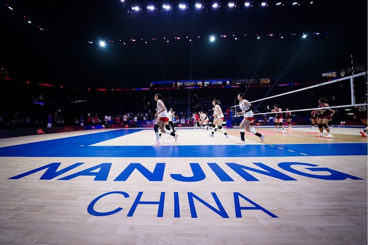 国际排坛动态中国女排第一局：中国队25-14泰国队 庄宇珊8分 9扣8中郭中楠5