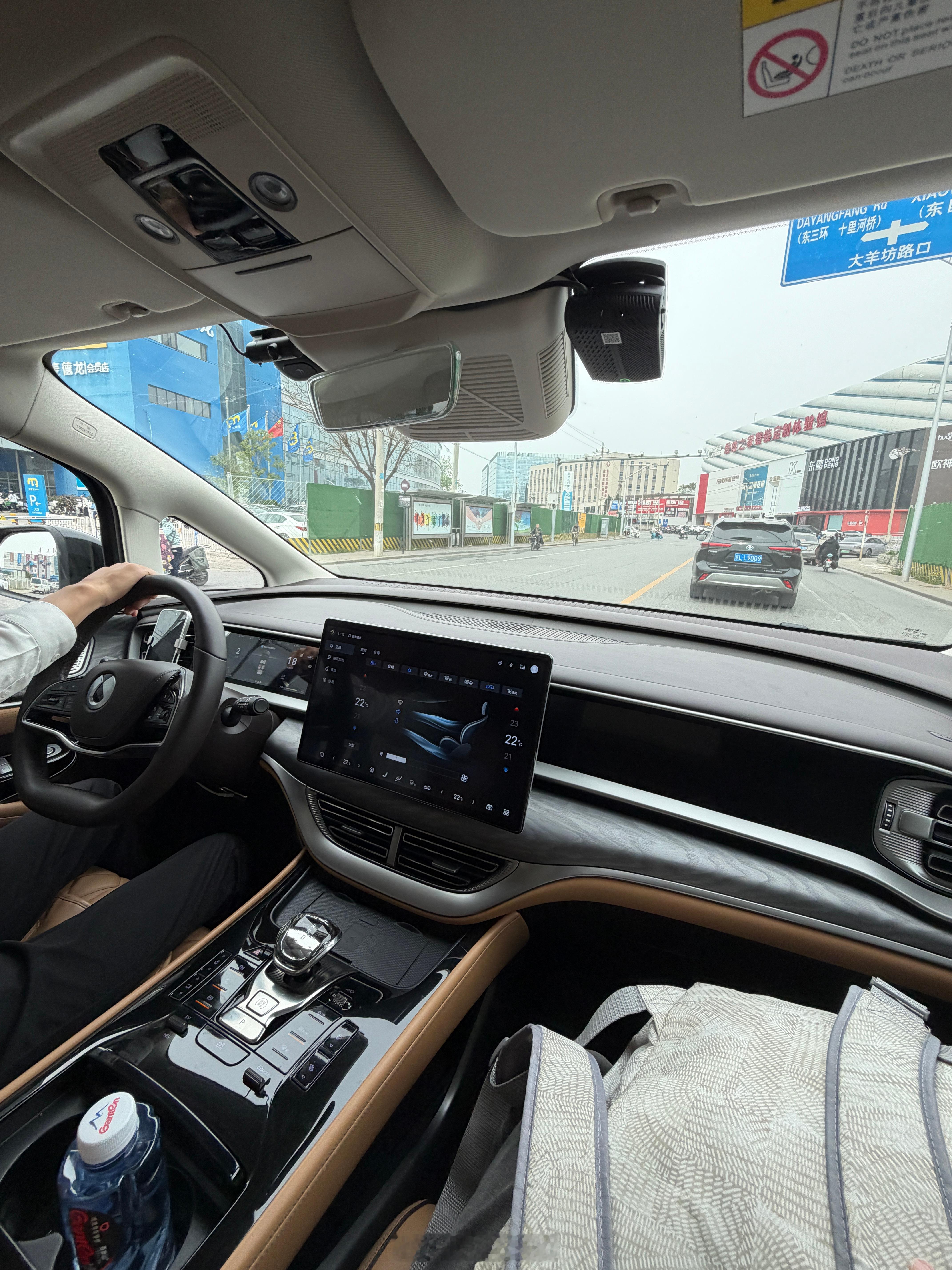 网约车打了一辆腾势 D9，师傅说办齐了 34 万，两年回本，我说这挺好的啊，师傅