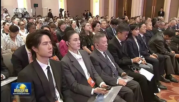宋佳王一博 体制内姐弟 博子哥这皮肤和面部平整度，扛住了央视镜头，爆炸头这么快就