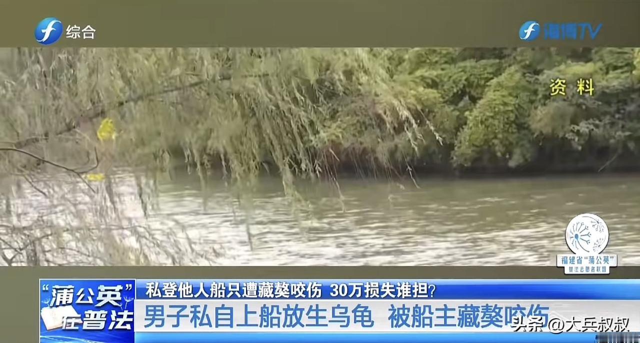浙江常州，一对夫妇从事河道保洁工作，为了工作方便，两人索性住在了船上，因为全部家