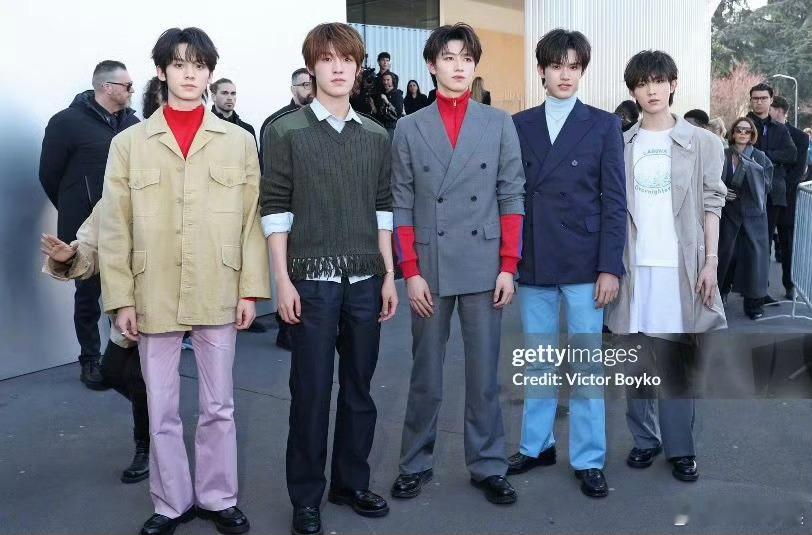 TOP登陆少年朱志鑫、张泽禹、张极、左航、苏新皓prada大秀的G社生图来啦！ 