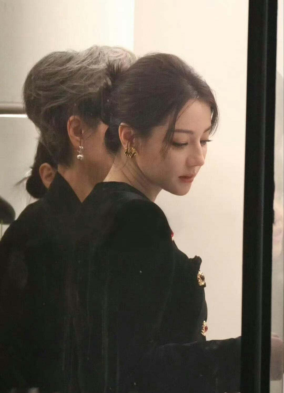 叶童迪丽热巴穿Prada的女王，火了火了……

期待她们合作的《虽然不能同时拥有