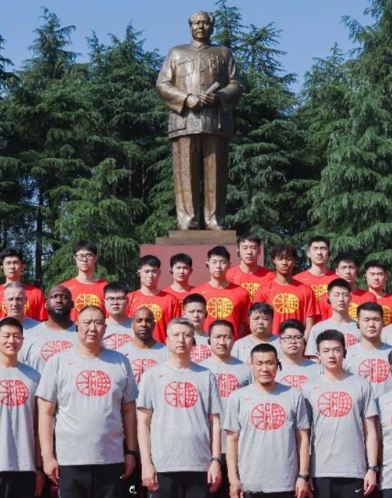 男篮集训合影的站位就能看出来崔永熙目前的重要性，下个月对阵日本男篮需要崔永熙去限