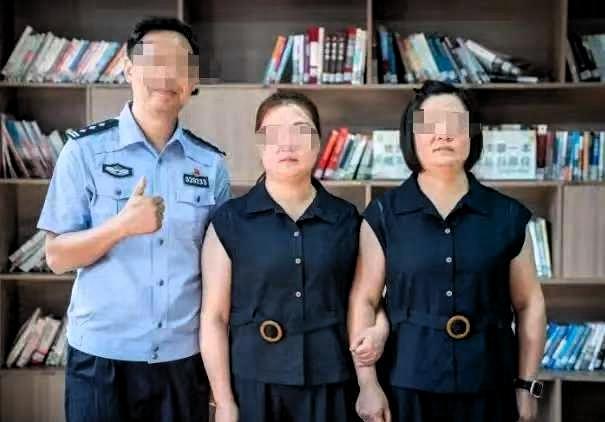 四川绵阳一对夫妻，1986 年在西安打工时生下一对同卵双胞胎女儿。谁能想到，女儿