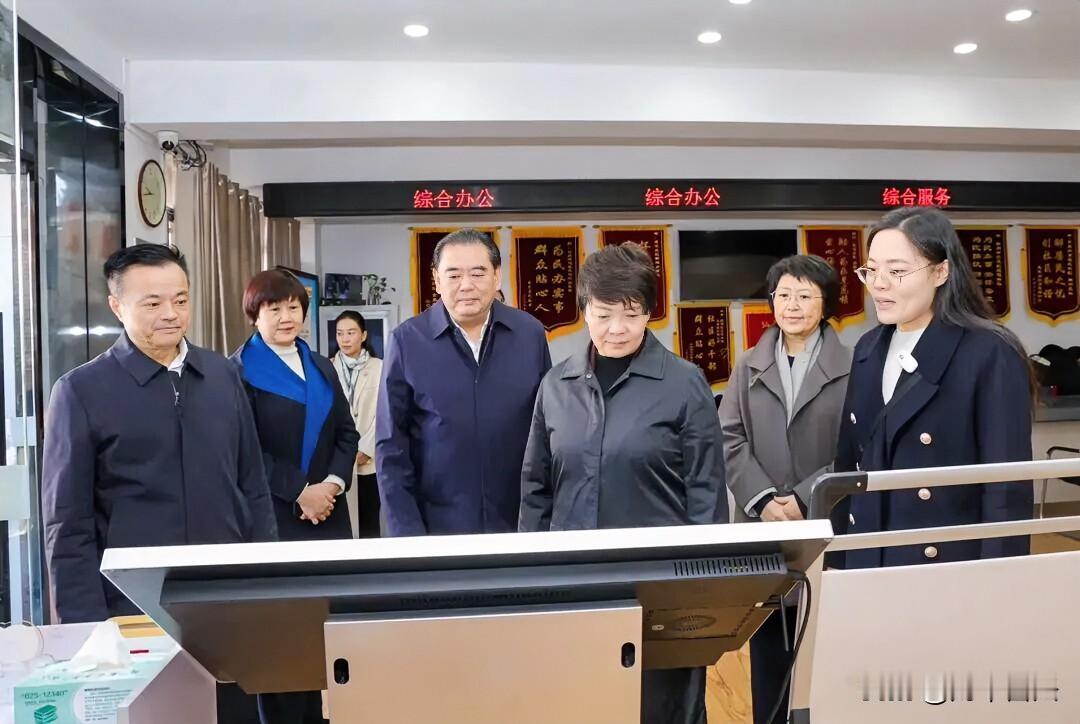 11月20日，省人大常委会副主任张宝娟在徐州宣讲党的二十届四中全会精神，并就省代