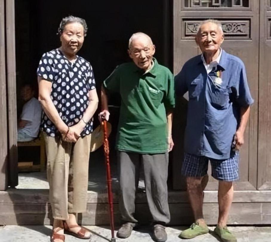 大陆最后的3名军统特务，隐姓埋名64年，直到2013年才留下合影。

1949年