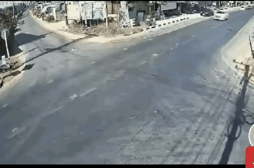 呵！前后夹击啊？
万事都有个巧合，看看这位今儿真是走的也太“背点”了，遭到如此挤