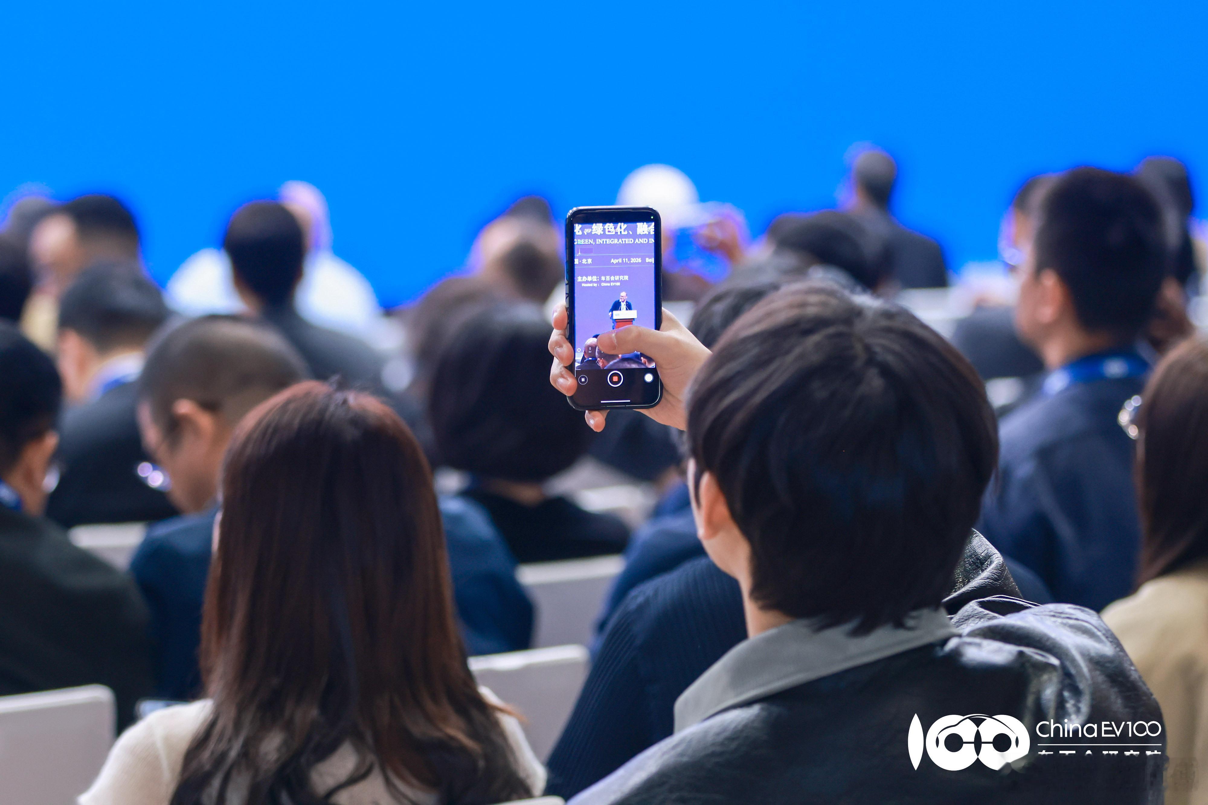 智能电动汽车发展高层论坛 这次论坛透出的焦虑感很真实。以前大家比谁跑得快，现在比