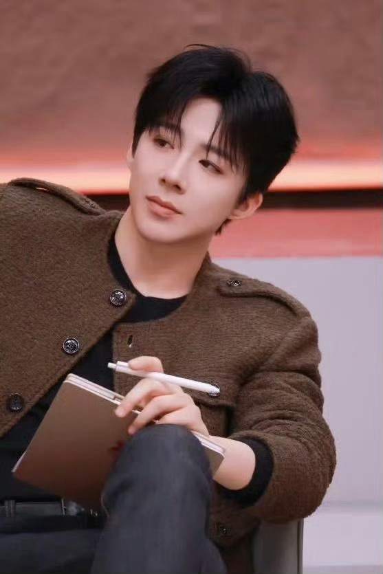 周深 先让刘宇宁身高降下来 周深总是随时随地有节目，太有梗了。 