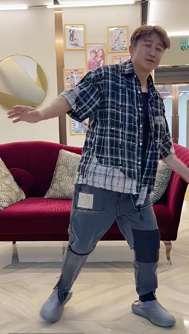 邹市明是曾经的拳坛传奇，

说他是被拖累的倒霉蛋也一点不为过。

他在拳台上奋力