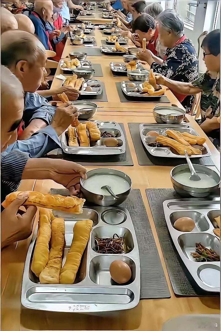 这样的养老院你愿意去吗？一看统一的餐盘，统一的座位，统一的食品，真的很养眼！
