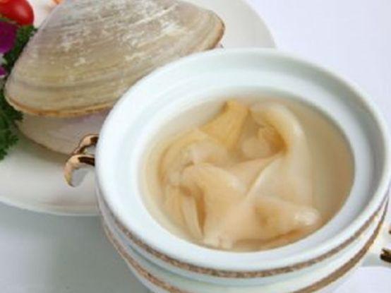 鸡汤汆海蚌。这是大陆招待台湾国民党主席郑丽文来访的一道福建名菜，意思是告诉台湾各