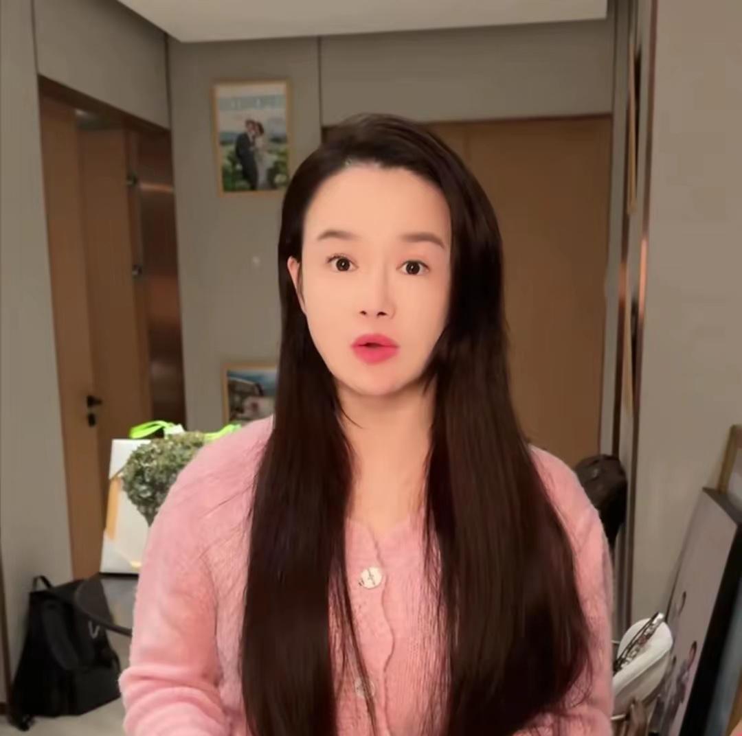 【虚构同人娱乐段子，非艺人真实对话，仅情怀玩梗】

场景： 家里沙发上，冉莹颖拿