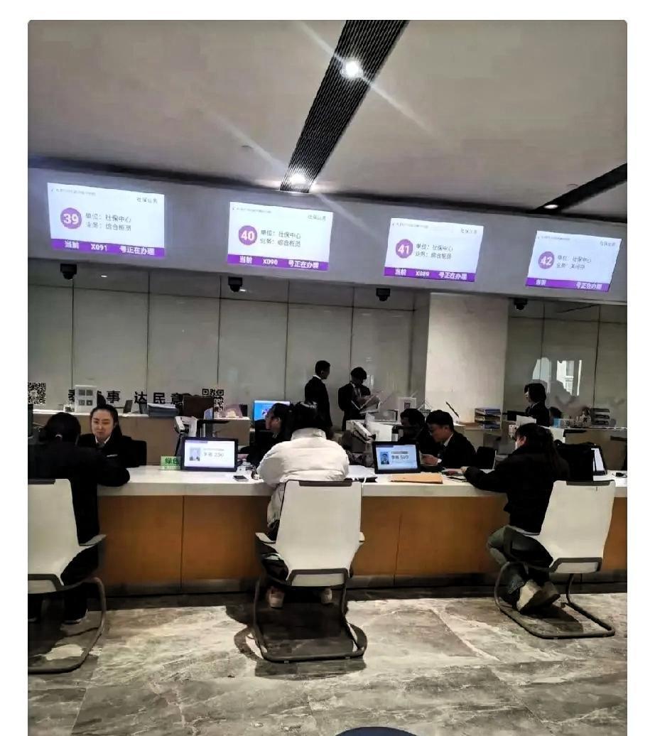 我朋友在社保局上班，
今天特意叮嘱我：
如果35岁以上没稳定工作的人，
要慎重选