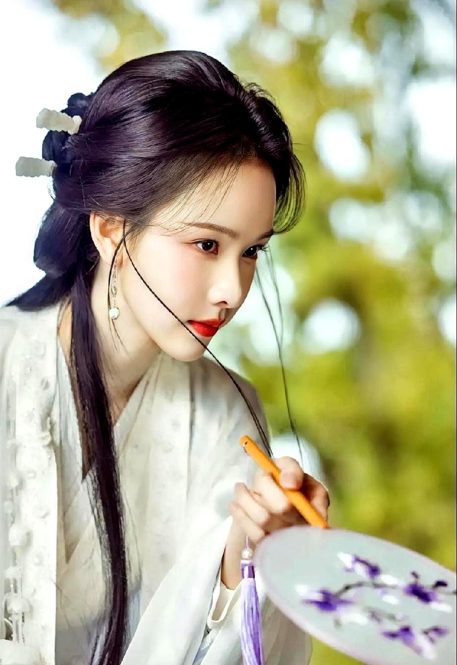 终于有人把陈都灵的美给拍明白了！

之前总觉得她差点意思，明明搭档的剧都火了，她