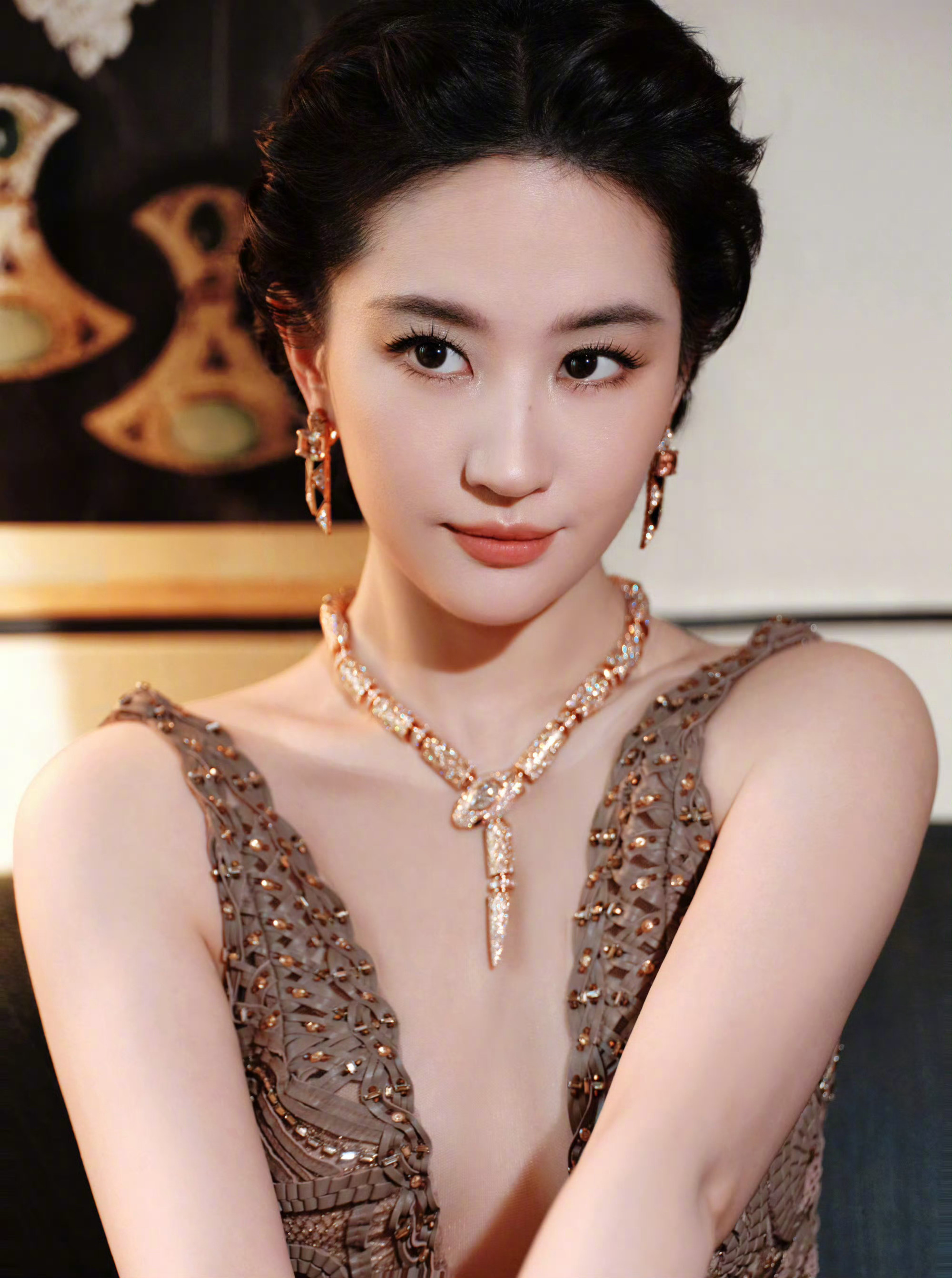 #晚安咪语##刘亦菲几乎没有法令纹#在绝对美貌面前，一切语言都显得苍白，顶级骨相