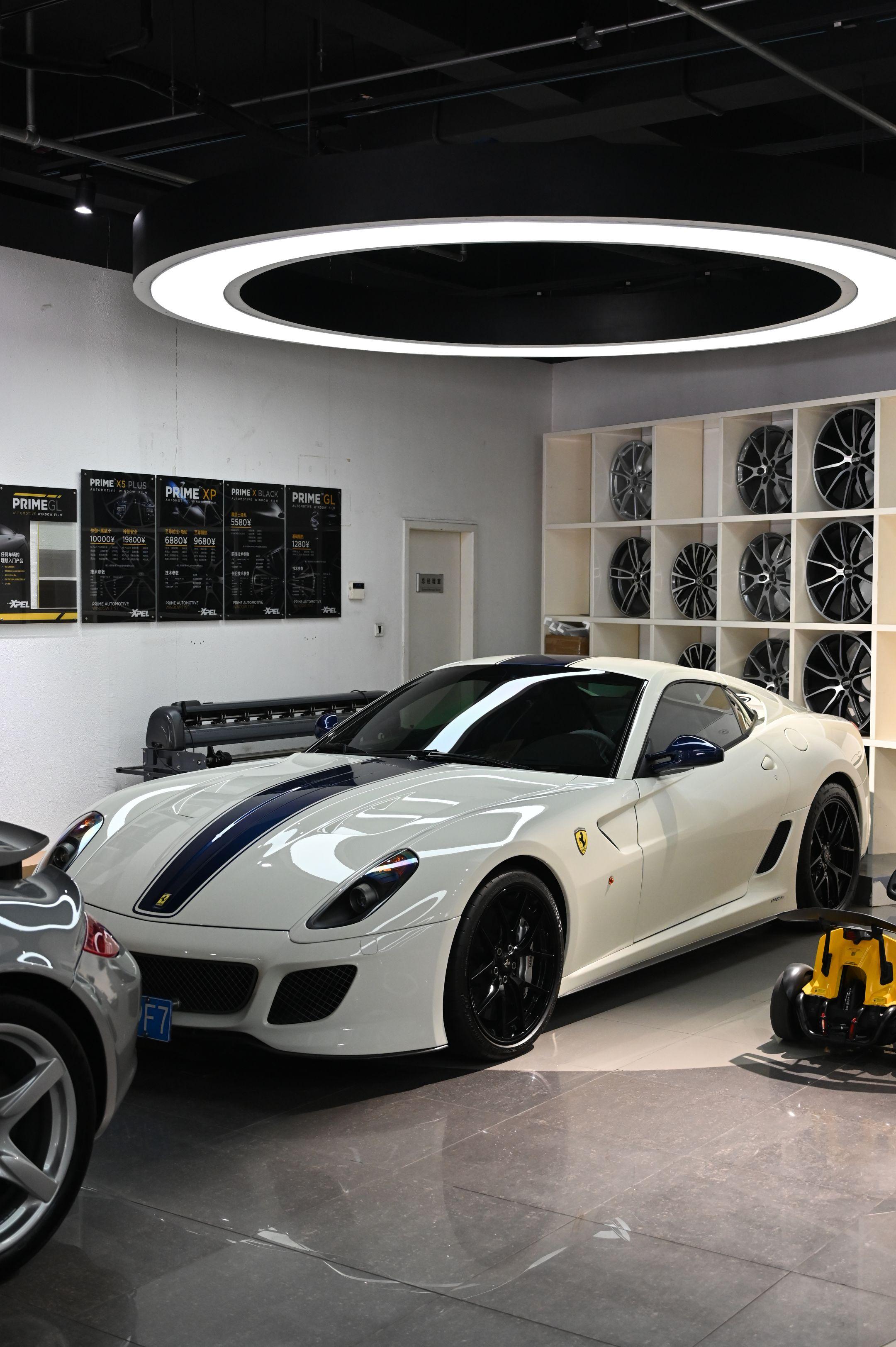 这个配色的599不多见。这几天翻相册发现还拍过一台这个配色的599 G...