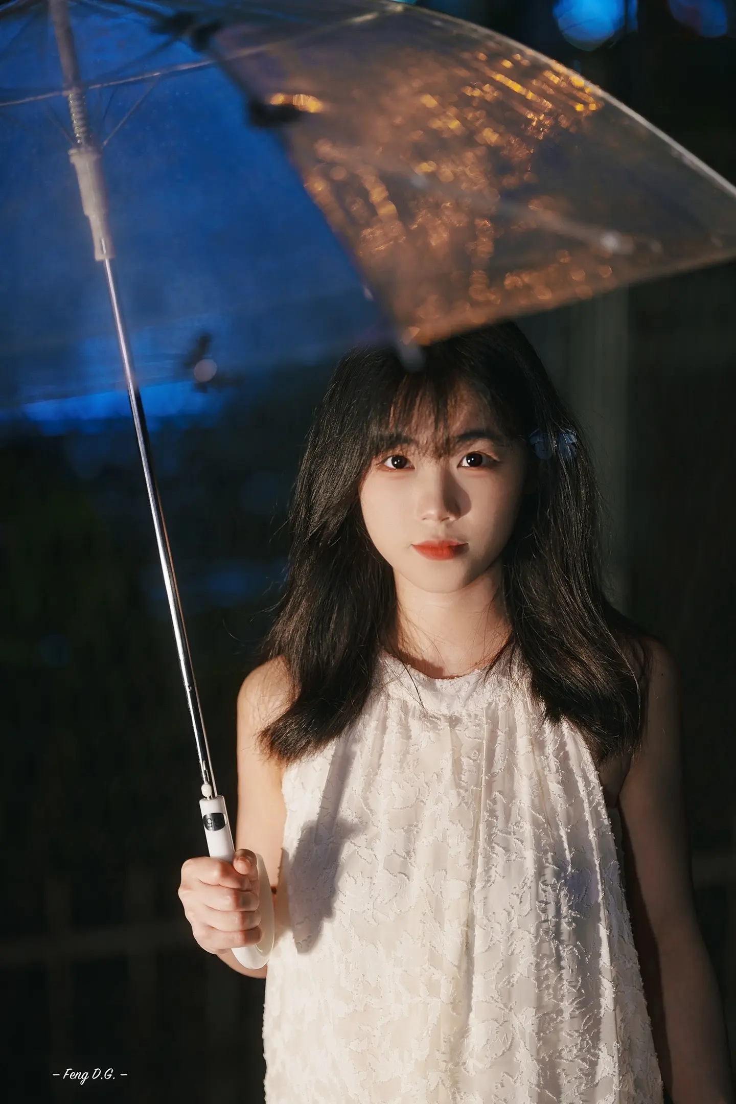 氛围感拉满的一次拍摄。夜景拍摄灯光很重要，不仅仅是照亮模特的光，还有环境光，这组照片的蓝光、红光就是环境光。这样才不会让画面很单调。当然，前期拍出来如果光感没那么好，那就要通过后期来加强。
老规矩点赞关注拿预设哦～