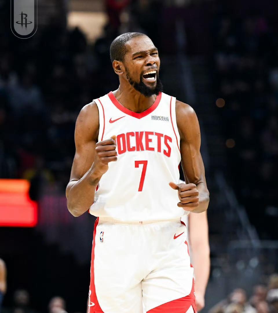 火箭队领先时，球员的手在发抖——这不是体力透支，是心理在报警。
你看数据：领先进