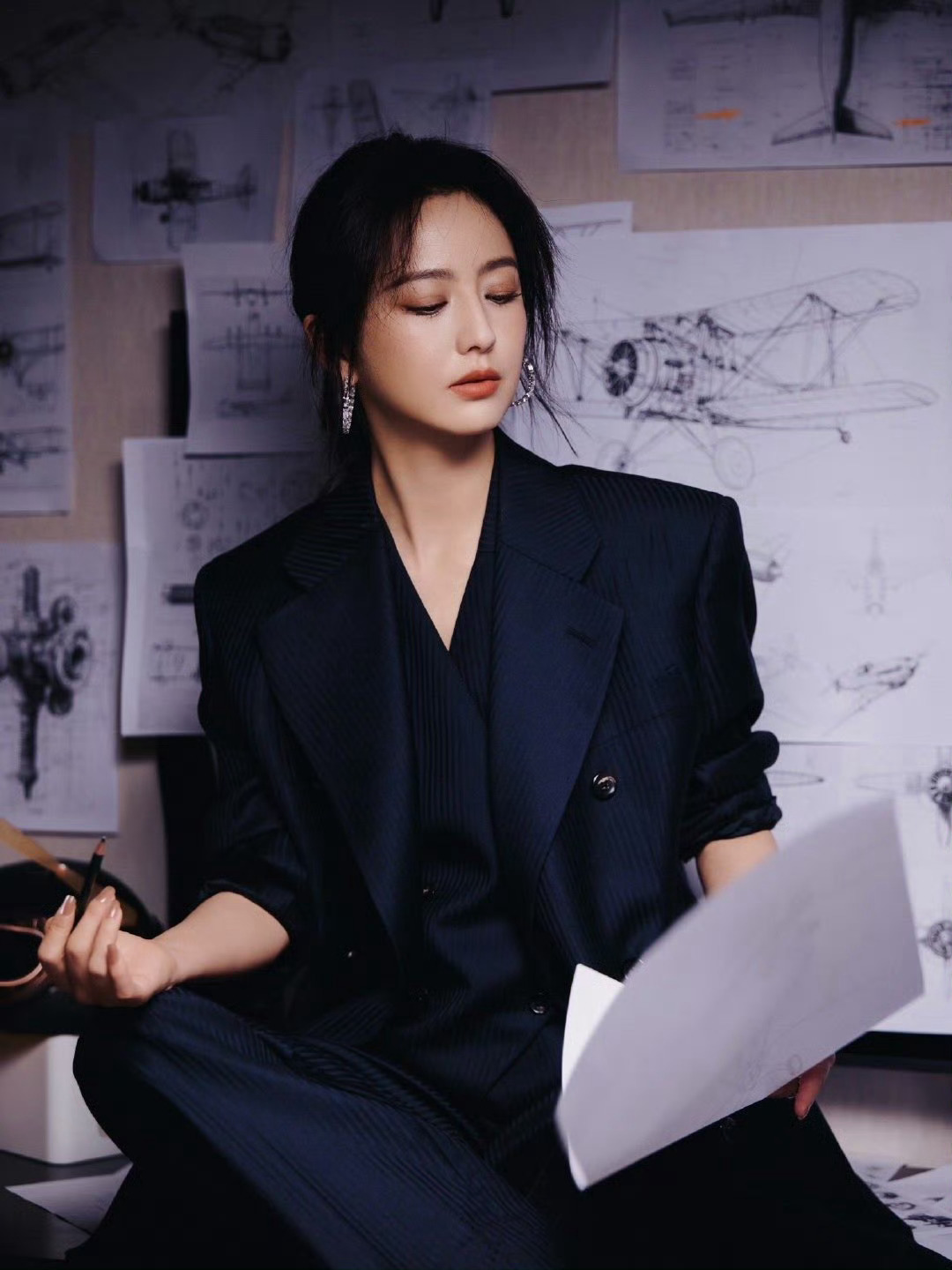 佟丽娅 上一秒酷飒下一秒呆萌 佟丽娅嘉人盛典造型，前一秒拽姐，后一秒呆萌太可爱了