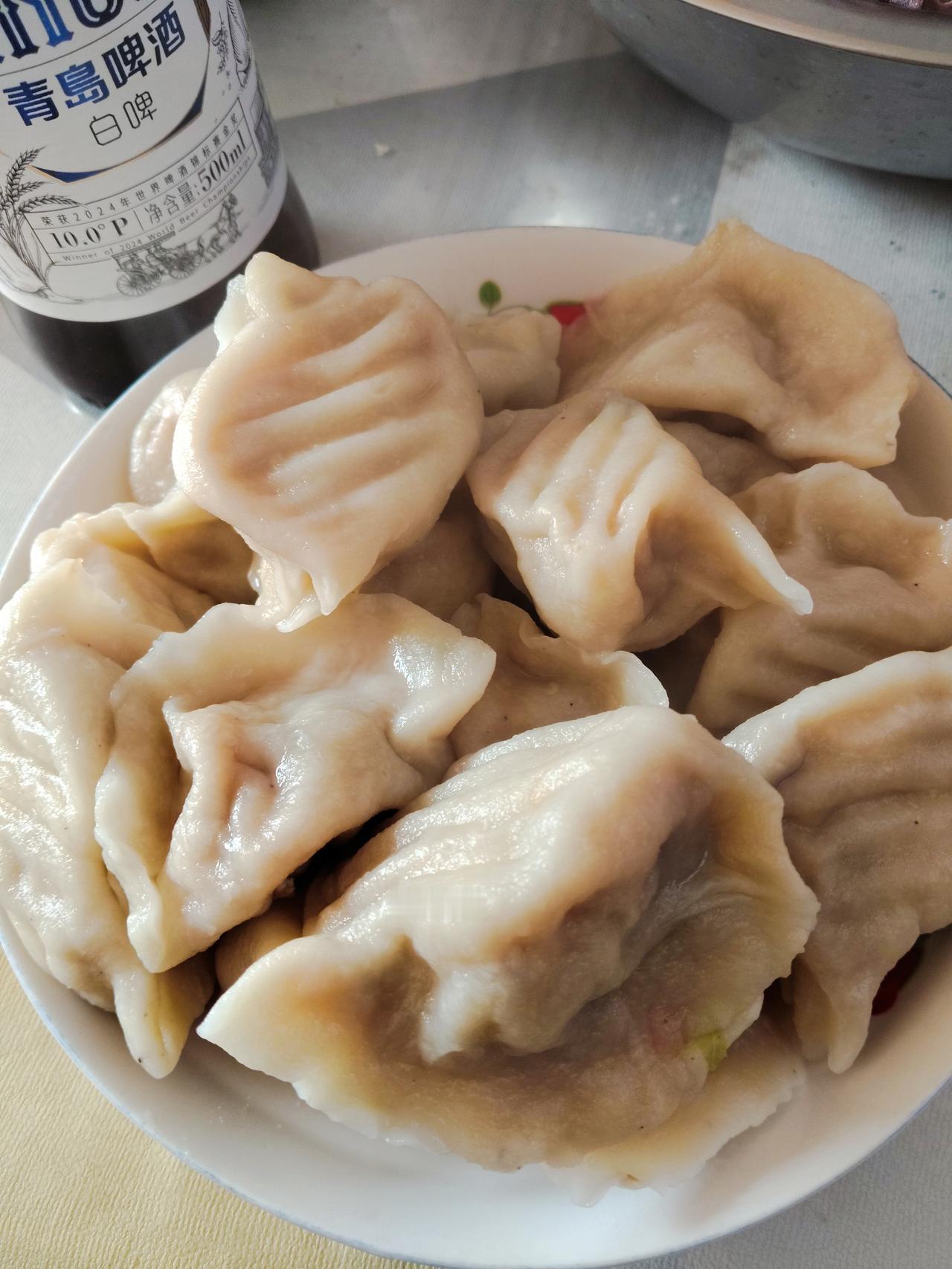 前几天回上马老媽家吃老媽牌水餃，哈俺青岛啤酒五厂白啤，配扇貝還有鰻魚，那盤鳗鳞魚