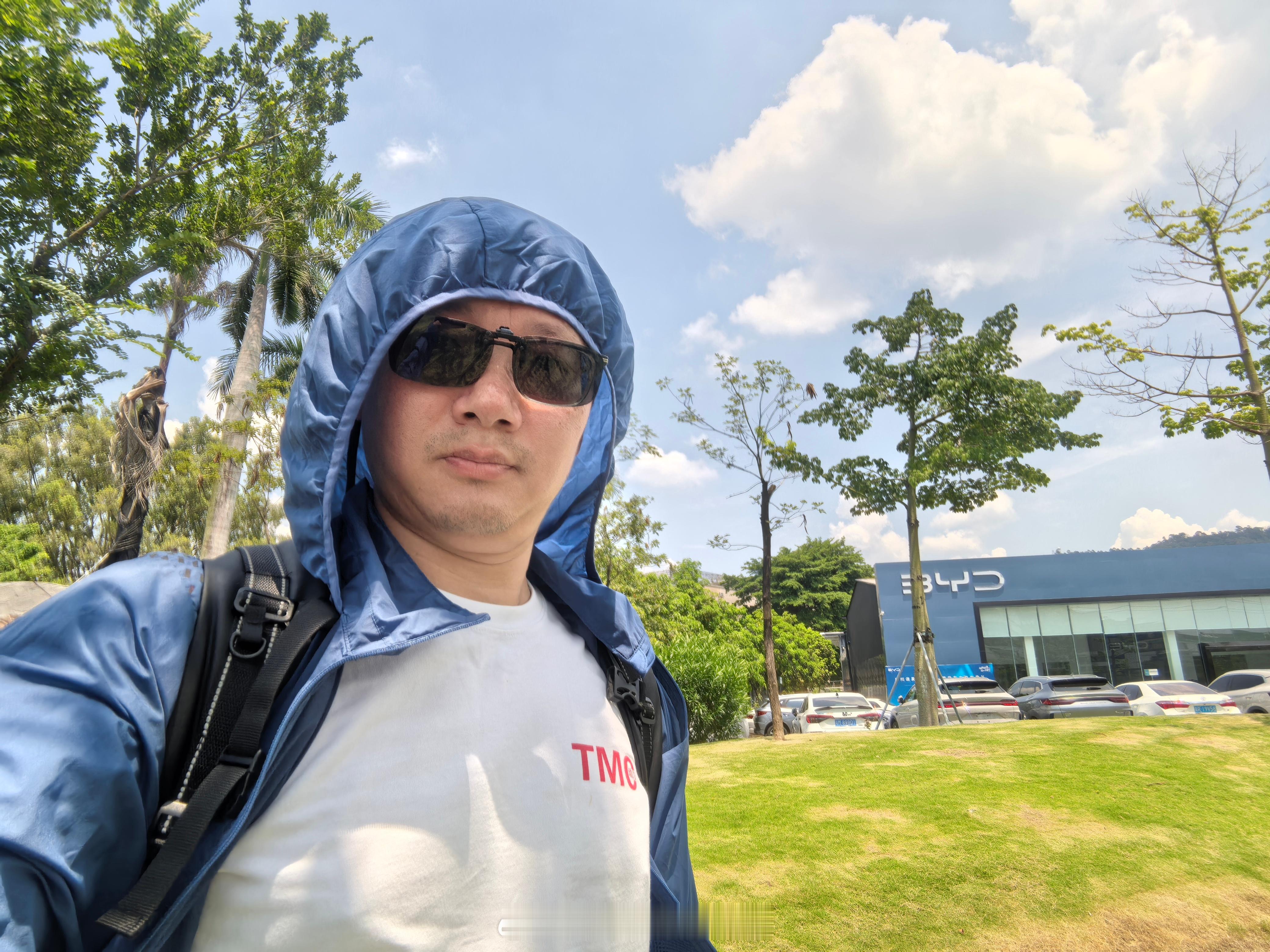 非必要不出门，出门只能呆在车上，这天气实在太热了，今天拍了一辆帅帅的奇瑞，差点中
