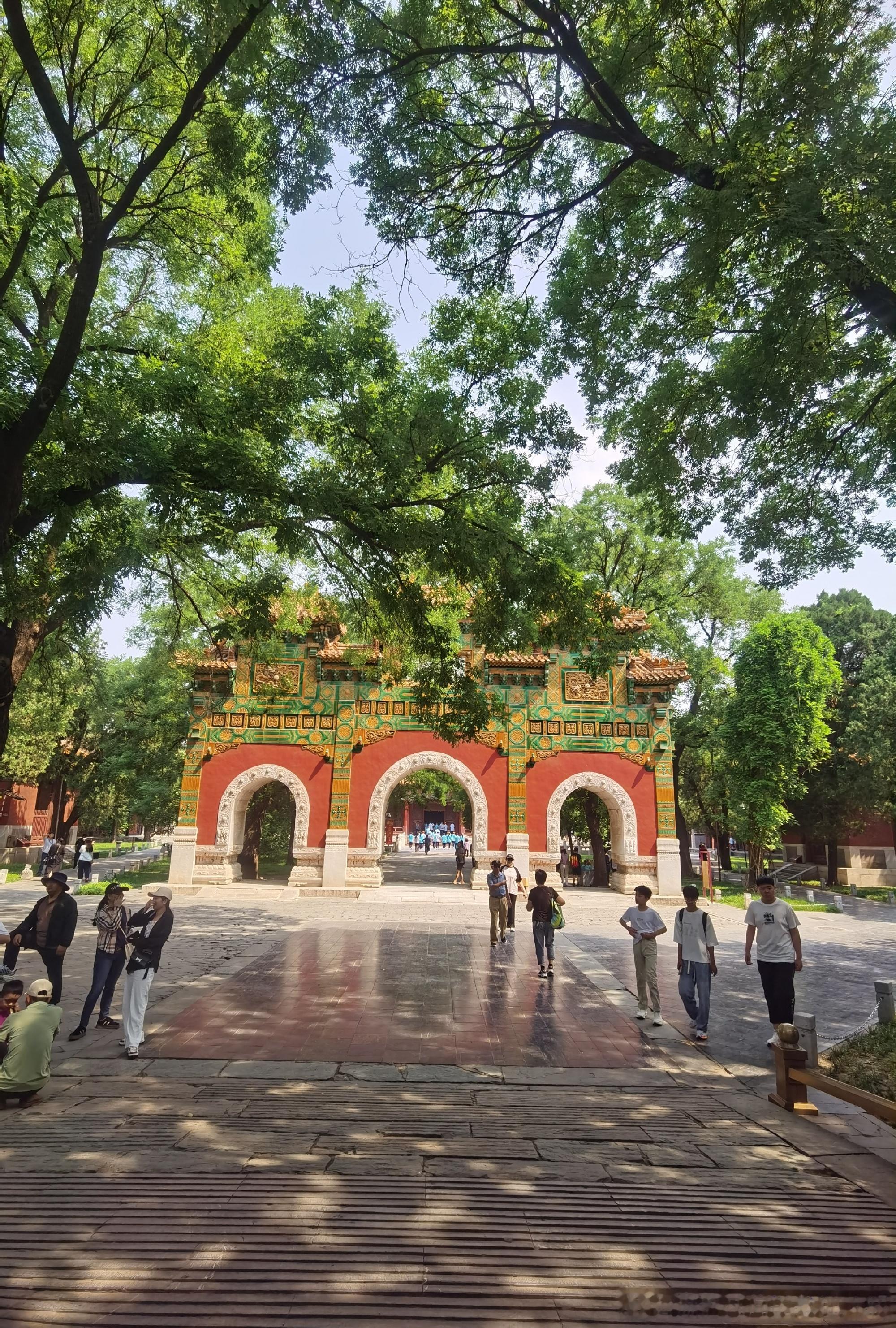 今日高考，发一组极具皇家特色的建筑，国子监琉璃牌坊。位于国子监辟雍前面，辟雍乃当
