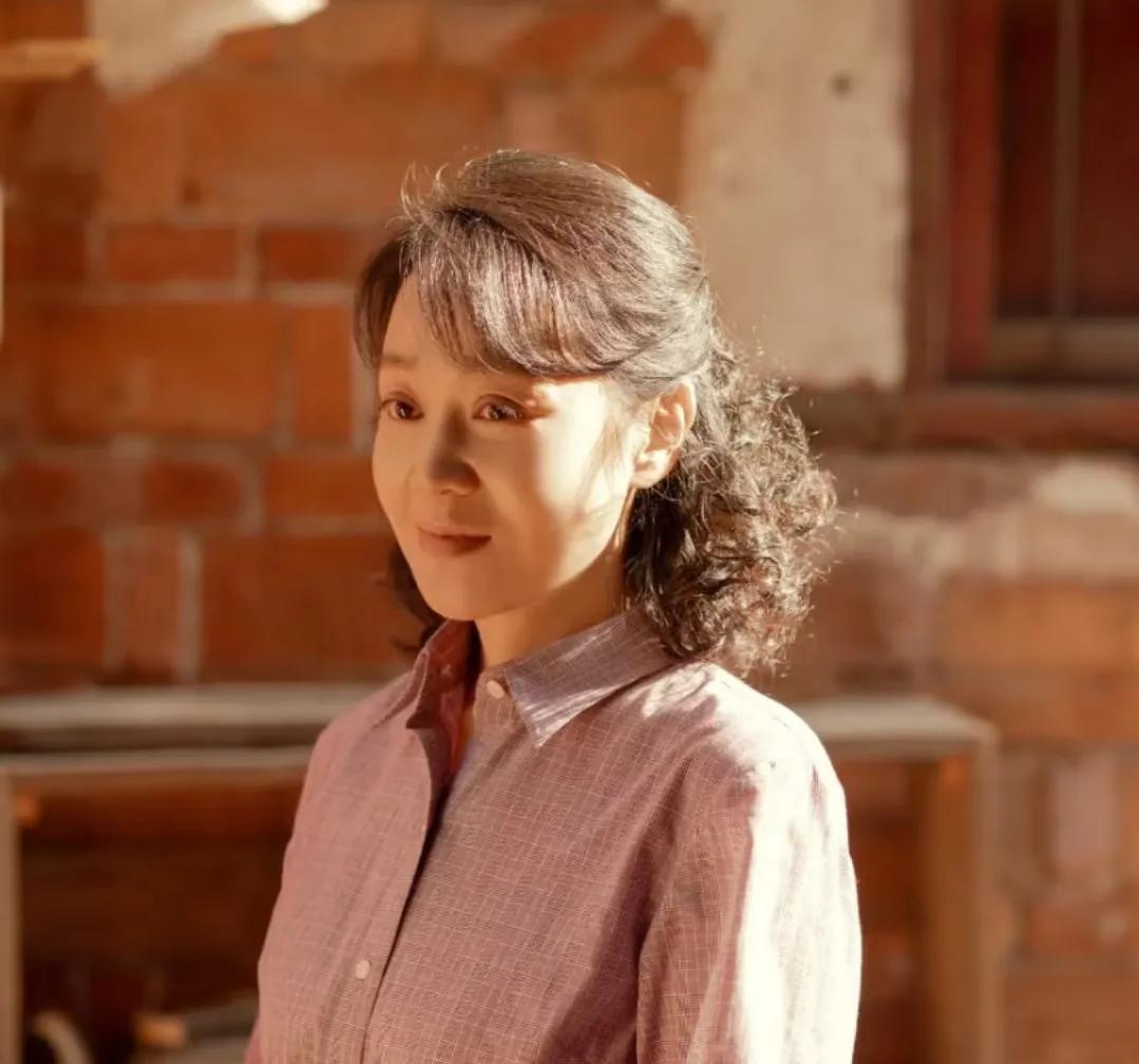 重温小巷人家黄玲那句“你太让妈妈失望了”，真是像根刺扎在心上——不光扎了筱婷，估