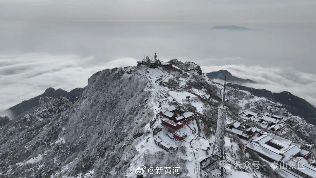 【#雪后泰山每一帧都美得像壁纸#】雪后初霁的泰山，银装素裹，云海翻腾，呈现出一幅