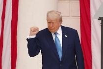 特朗普称和平计划下的停火是对俄罗斯的让步

美国总统唐纳德·特朗普在机上接受记者