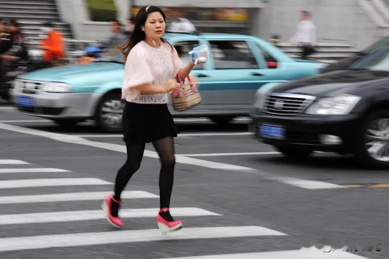 这班，是非要上不可吗？
最近，真是被问得心烦意乱。

不管走到哪儿，身边人一见我