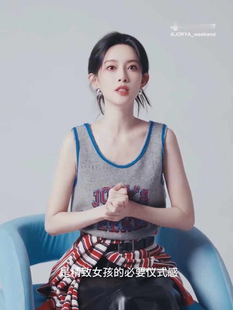 衣服好看，造型也好看，这个妆还有没有别的物料，太美了 
