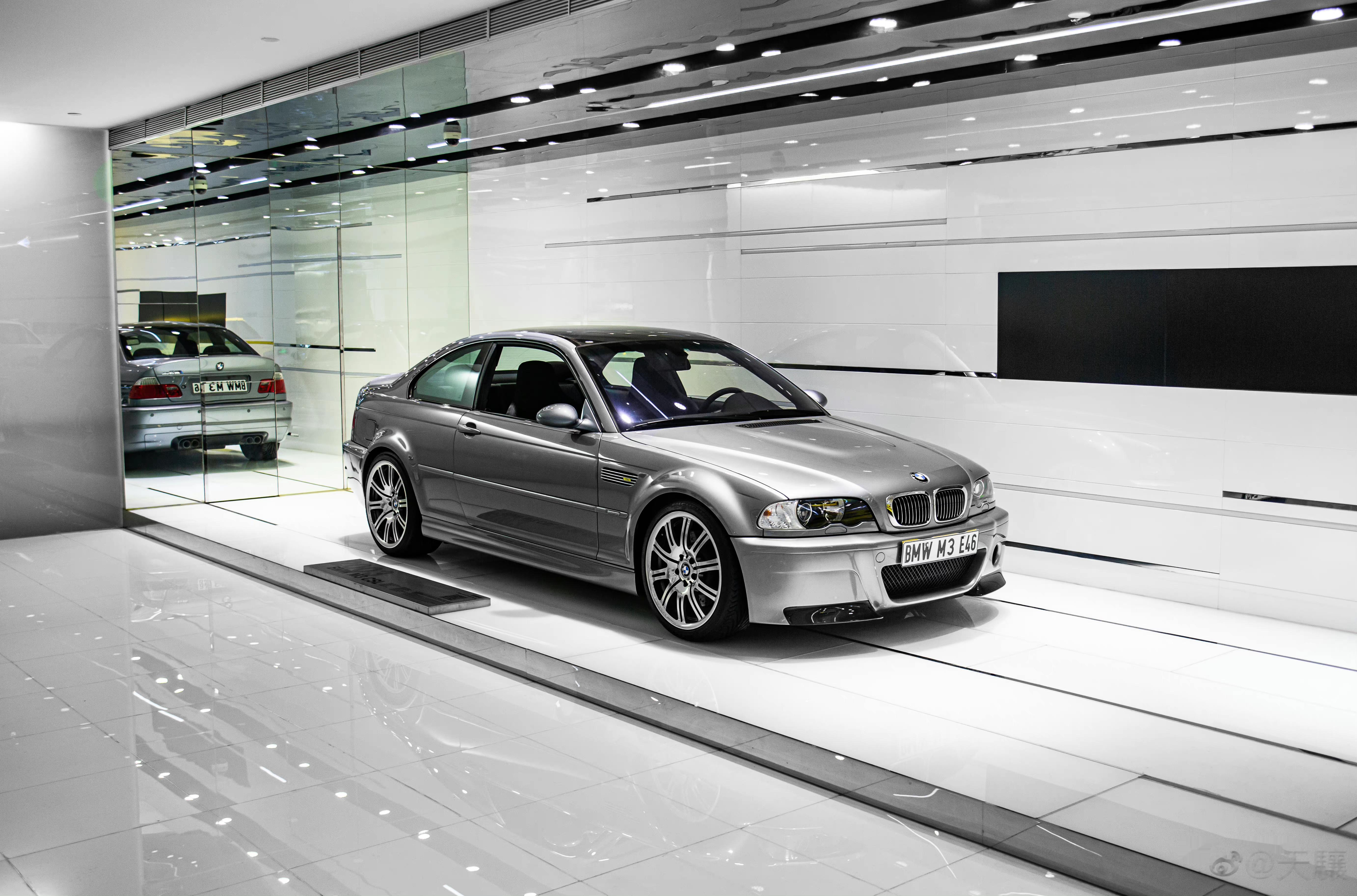 E46 M3 CSL曾经越级对抗996GT3的存在 当年的宝马还没有踏进那个只为