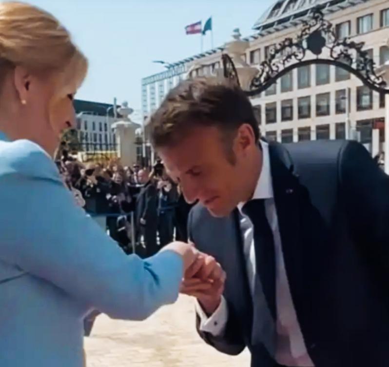 马克龙吻手礼让斯洛伐克首位女总统苏珊娜都不好意思了啊！
苏珊娜脸上微笑的表情是什